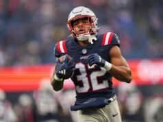 Adereços de jogador do Super Bowl 2026: como apostar TreVeyon Henderson antes do grande jogo Treveyon Henderson vestindo um moletom do New England Patriots e um passe de imprensa pré-semana do Super Bowl LIX.