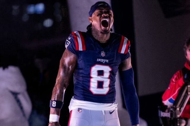   Drake Maye #10 e Stefon Diggs #8 do New England Patriots.