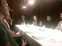 Adivinha quem vem jantar! A foto dos arquivos de Epstein mostra um jantar ‘selvagem’ com Elon Musk, Mark Zuckerberg e Peter Thiel em 2015 A imagem, divulgada pelo Departamento de Justiça dos EUA, mostra o fundador do Facebook, Mark Zuckerberg (extrema esquerda), sentado em uma mesa de jantar ao lado do chefe da SpaceX, Elon Musk (terceiro da direita), e Joi Ito (segundo da direita), o ex-diretor do MIT Media Lab. O cofundador do PayPal, Peter Theil, também estava presente, mas não foi fotografado