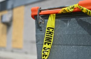 Adolescente acusado de matar mãe adotiva com martelo e enfiar o corpo no lixo Adolescente baleado morto pelo meio-irmão da namorada enquanto estava em sua casa para fazer biscoitos de Natal