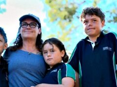 Adolescente australiano nada 4 quilômetros por horas para salvar família levada para o mar Adolescente australiano nada 4 quilômetros por horas para salvar família levada para o mar