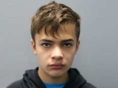 Adolescente com cara de bebê ligado a grupo de ódio satânico neonazista é preso por conspirar para atirar em igreja na Flórida Foto de um jovem com cabelo castanho claro, olhos cinzentos e leves escoriações faciais.