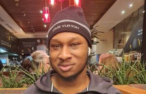 Adolescente de 18 anos acusado de assassinar estudante da Universidade De Montfort Khaleed Oladipo, 20, estudante do segundo ano da Universidade De Montfort, em Leicester, foi atacado pouco depois das 17h da noite de terça-feira.