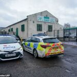 A polícia guarda um cordão de isolamento na mesquita Oldbury Jamia, em Smethwick, perto de Birmingham, onde um suspeito teria esfaqueado vários indivíduos perto da mesquita