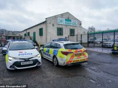 Adolescente é morto a facadas fora da mesquita e outros dois ficam feridos em desordem durante o Ramadã A polícia guarda um cordão de isolamento na mesquita Oldbury Jamia, em Smethwick, perto de Birmingham, onde um suspeito teria esfaqueado vários indivíduos perto da mesquita