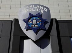 Adolescente escorrega nas algemas e rouba SUV da polícia de Oakland antes de ser pego Adolescente escorrega nas algemas e rouba SUV da polícia de Oakland antes de ser pego