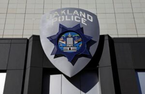 Adolescente escorrega nas algemas e rouba SUV da polícia de Oakland antes de ser pego Adolescente escorrega nas algemas e rouba SUV da polícia de Oakland antes de ser pego