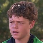 Um menino de 13 anos (foto) que nadou quatro quilômetros em ondas perigosas para salvar sua família foi aclamado como herói