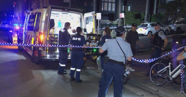 Adolescentes são presos após homem supostamente esfaqueado com facão em Bondi Beach
