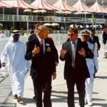 Andrew Mountbatten-Windsor com Sir Charles Masefield em 2001. Patrick Nixon, então embaixador nos Emirados Árabes Unidos, disse sobre a visita do então duque de York à região em novembro de 2001: 'Fiquei particularmente alarmado com alguns comentários grosseiros e ofensivos sobre a Arábia Saudita e seu petróleo'