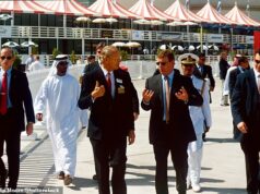 Advertência do Embaixador ao Governo sobre o enviado ‘grosseiro e ofensivo’ Andrew: ‘Ele não faz bem aos nossos interesses’ Andrew Mountbatten-Windsor com Sir Charles Masefield em 2001. Patrick Nixon, então embaixador nos Emirados Árabes Unidos, disse sobre a visita do então duque de York à região em novembro de 2001: 'Fiquei particularmente alarmado com alguns comentários grosseiros e ofensivos sobre a Arábia Saudita e seu petróleo'