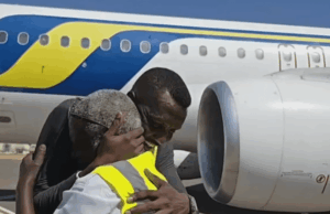 Aeroporto de Cartum recebe primeiro voo regular desde o início da guerra no Sudão Voo pousa no aeroporto de Cartum