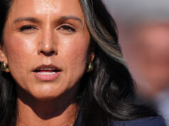 Afinal, qual é o trabalho de Tulsi Gabbard? O presidente Donald Trump está ao lado de Tulsi Gabbard e seu marido Abraham Williams depois que ela tomou posse como Diretora de Inteligência Nacional no Salão Oval da Casa Branca, quarta-feira, 12 de fevereiro de 2025, em Washington. (Foto/Alex Brandon)