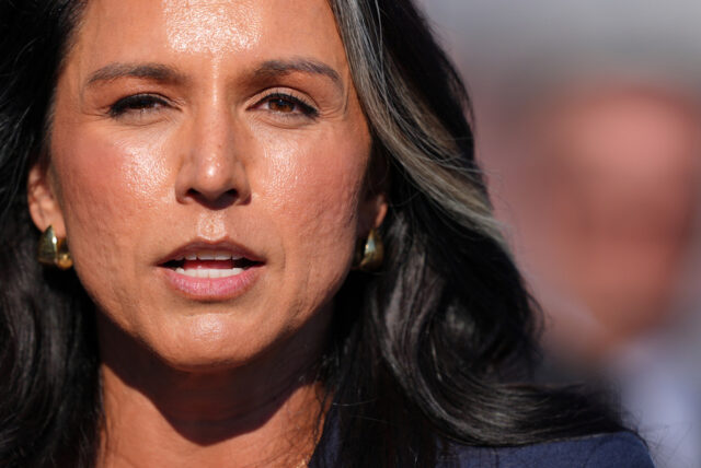 O presidente Donald Trump está ao lado de Tulsi Gabbard e seu marido Abraham Williams depois que ela tomou posse como Diretora de Inteligência Nacional no Salão Oval da Casa Branca, quarta-feira, 12 de fevereiro de 2025, em Washington. (Foto/Alex Brandon)