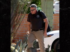 Agentes policiais na casa de Annie Guthrie em meio à busca por Nancy Annie-Guthrie-backgrid-2