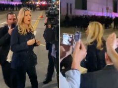 Agitadores mascarados atacam repórter durante protestos anti-ICE do DTLA e tentam cortar o cabo da câmera Agitadores mascarados atacam repórter durante protestos anti-ICE do DTLA e tentam cortar o cabo da câmera