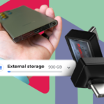 Um smartphone rotulado como 512 GB fisgado como uma isca, cercado por notas de dólar caindo, com dois telefones de 256 GB abaixo.