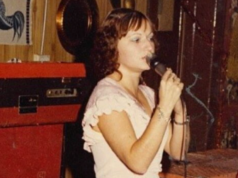 ‘Agora ou nunca’: Polícia oferece US$ 1 milhão para resolver caso depravado de assassinato arquivado Haroula Kipouridou trabalhava como cantora numa taberna grega no momento do seu assassinato.