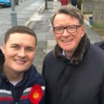 O secretário de Saúde e Assistência Social, Wes Streeting, excluiu fotos antigas dele e de Lord Mandelson. Aqui, a dupla é fotografada junta durante a campanha eleitoral de 2015