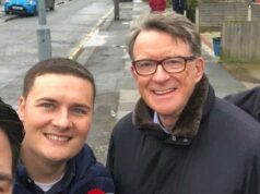 Agora você o vê, agora não! Wes Streeting exclui fotos do mentor Mandelson que ele agora chama de ‘estúpido e imprudente’ O secretário de Saúde e Assistência Social, Wes Streeting, excluiu fotos antigas dele e de Lord Mandelson. Aqui, a dupla é fotografada junta durante a campanha eleitoral de 2015