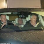 Andrew Mountbatten-Windsor, ao sair da delegacia de polícia de Aylsham, pode ser visto curvado na traseira de seu veículo