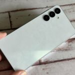 O Samsung Galaxy A16 5G contra um fundo branco.