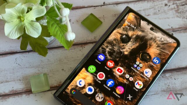 Google Pixel Fold desdobrado para mostrar a tela interna