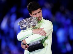 Alcaraz vence Djokovic e vence o Aberto da Austrália; completa o Slam da carreira MELBOURNE, AUSTRÁLIA - 01 DE FEVEREIRO: Carlos Alcaraz da Espanha comemora sua vitória na final individual masculina contra Novak Djokovic da Sérvia durante o dia 15 do Aberto da Austrália de 2026 em Melbourne Park em 01 de fevereiro de 2026 em Melbourne, Austrália. (Foto de Darrian Traynor/Getty Images)