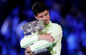 Alcaraz vence Djokovic e vence o Aberto da Austrália; completa o Slam da carreira MELBOURNE, AUSTRÁLIA - 01 DE FEVEREIRO: Carlos Alcaraz da Espanha comemora sua vitória na final individual masculina contra Novak Djokovic da Sérvia durante o dia 15 do Aberto da Austrália de 2026 em Melbourne Park em 01 de fevereiro de 2026 em Melbourne, Austrália. (Foto de Darrian Traynor/Getty Images)
