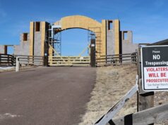 Alegação de terror coloca o rancho remoto de Epstein novamente em foco A entrada do Rancho San Rafael, que anteriormente pertencia a Jeffrey Epstein e se chamava Rancho Zorro.