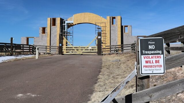 A entrada do Rancho San Rafael, que anteriormente pertencia a Jeffrey Epstein e se chamava Rancho Zorro.