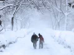 Alerta de tempestade de inverno em 7 estados com previsão de neve de 14 polegadas People walk through the streets of Brooklyn in blizzard conditions on February 23, 2026 in New York City.