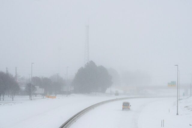 Alerta de tempestade de inverno, pois até 24 polegadas de neve tornam a viagem 'impossível'
