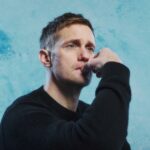 Alexander Skarsgård e seu pai indicado ao Oscar ajudam 'SNL' a atingir seu milésimo episódio