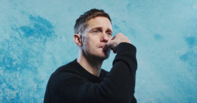 Alexander Skarsgård e seu pai indicado ao Oscar ajudam 'SNL' a atingir seu milésimo episódio
