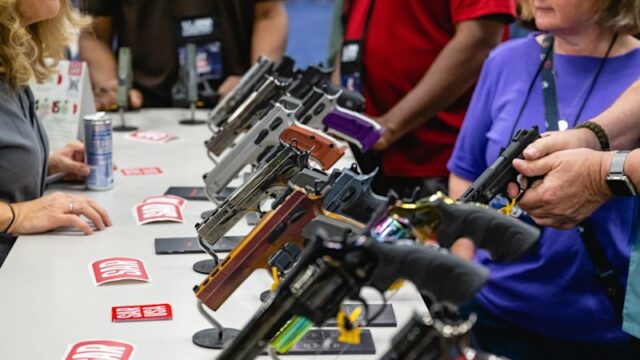 Alguém foi baleado do lado de fora do meu prédio. Michael Koziol