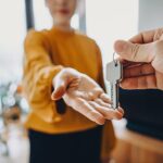 'Você tem cinco dias para sair do apartamento - estamos todos sendo despejados', meu 'proprietário' me informou durante uma mensagem de dez minutos que fez meu coração disparar