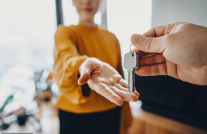 Aluguei por 10 meses sem perder nenhum pagamento – então descobri que havia sido vítima de um novo golpe chocante de aluguel 'Você tem cinco dias para sair do apartamento - estamos todos sendo despejados', meu 'proprietário' me informou durante uma mensagem de dez minutos que fez meu coração disparar