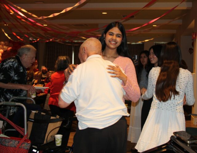 Alunos do ensino médio dão Dia dos Namorados aos residentes mais velhos
