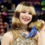 Alysa Liu aplica óleo labial colorido raro antes de receber sua medalha de ouro