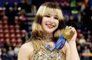 Alysa Liu reaplica óleo labial colorido antes de receber sua medalha de ouro: ‘Ícone’ Alysa Liu aplica óleo labial colorido raro antes de receber sua medalha de ouro