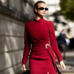 HAMBURGO, ALEMANHA - 16 DE OUTUBRO: Cherifa Akili é vista vestindo um casaco enorme de lã creme com corte reto e ombros caídos da Anine Bing; um minivestido suéter largo de malha bege com textura de caxemira macia e felpuda de Aylin Koenig; lenço de malha creme em uma mistura fofa de mohair de Aylin Koenig; botas de couro com relevo de cobra na altura do joelho em padrão de réptil cinza e preto com bico pontudo da Arket; uma “bolsa Kelly” estruturada em dois tons com corpo em couro preto estruturado, detalhes frontais em lona de linho creme e detalhes dourados da Hermés; seu cabelo está penteado para trás com divisão ao meio e parcialmente coberto pelo lenço com capuz em 16 de outubro de 2025 em Hamburgo, Alemanha. (Foto de Moritz Scholz/Getty Images)