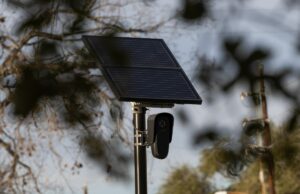 Americanos estão destruindo câmeras de vigilância Flock A Flock surveillance camera in Houston, Texas, US, on Wednesday, Feb. 4, 2026. Flock counts more than 6,000 customers that are using its license plate readers, camera-equipped drones, gunshot detection devices and software, with customers in every state except Alaska. Photographer: Antranik Tavitian/Bloomberg via Getty Images