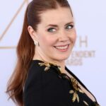 Amy Adams envia mensagem ao Festival de Cinema de Berlim enquanto perde a estreia de 'At the Sea': 'Lamento não estar lá', mas 'Estou extremamente orgulhosa e profundamente comovida pelo trabalho'