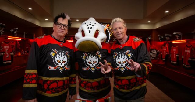 Anaheim Ducks and the Offspring trazem a energia do punk Anaheim Ducks and the Offspring trazem a energia do punk rock para o gelo com Come Out and Play Night