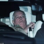 Andrew é fotografado sendo expulso da Delegacia de Polícia de Aylsham na quinta-feira após sua prisão por suspeita de má conduta em cargo público