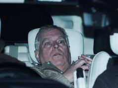 Andrew Mountbatten-Windsor DEVE ser removido da linha de sucessão real, diz o Ministro do Gabinete enquanto a polícia revista Royal Lodge pelo terceiro dia Andrew é fotografado sendo expulso da Delegacia de Polícia de Aylsham na quinta-feira após sua prisão por suspeita de má conduta em cargo público