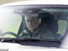 Andrew Mountbatten-Windsor dirige sozinho após o novo arquivo de humilhação de Epstein e pede que a polícia investigue suas ligações com TRÊS novas vítimas – enquanto são revelados os comentários grosseiros de Fergie sobre a vida sexual de Eugenie e os apelos para que o pedófilo dos EUA ‘case’ com ela Andrew Mountbatten-Windsor é fotografado hoje saindo do Royal Lodge em seu Range Rover