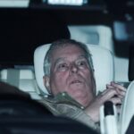 Andrew Mountbatten Windsor, irmão mais novo do rei Charles, deixa a delegacia de polícia de Aylsham.