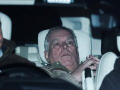 Andrew Mountbatten-Windsor prendeu atualizações AO VIVO: O ex-príncipe retorna à propriedade de Sandringham depois de ficar sob custódia por 11 horas; a polícia pergunta aos agentes de proteção o que eles ‘viram ou ouviram’ Andrew Mountbatten Windsor, irmão mais novo do rei Charles, deixa a delegacia de polícia de Aylsham.